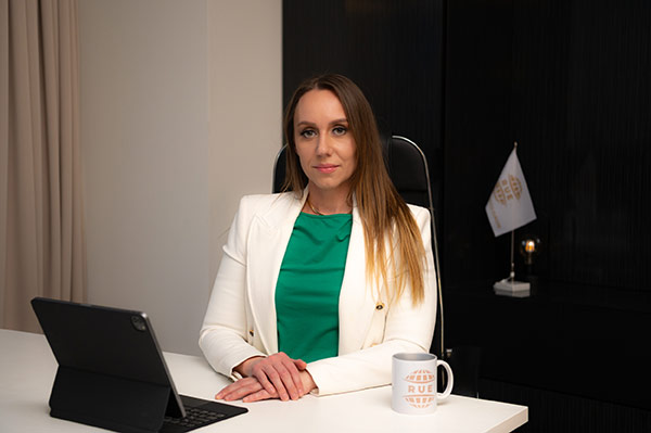 What documents are required to apply for a MiCA licence